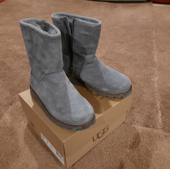 UGG Winter boot - Picture 1 of 3